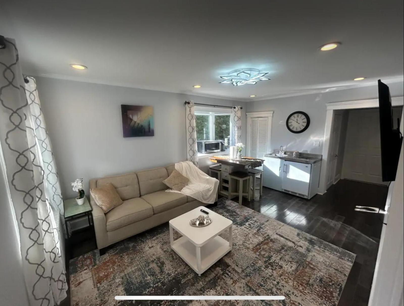 Private Suite In Huntington Station Exterior foto